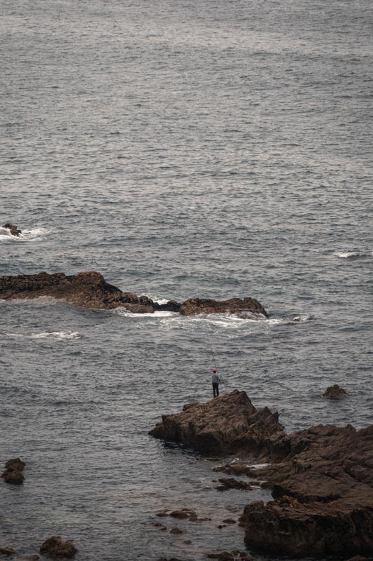 Angler auf dem Fischerweg in Portugal mit Blick auf den Atlantik