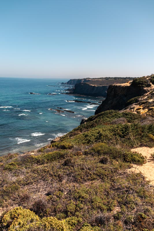 Fischerweg Portugal mit typischer Vegetation und Atlantikküste