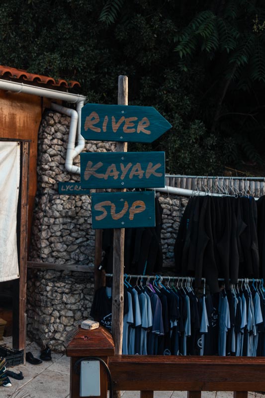 Entdecke-den-Fluss-mit-Kayaks-und-SUP