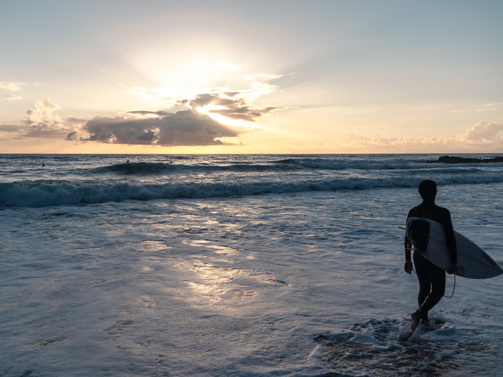 Surfen-bei-Sonnenuntergang-ist-in-Ericeira-ein-Muss