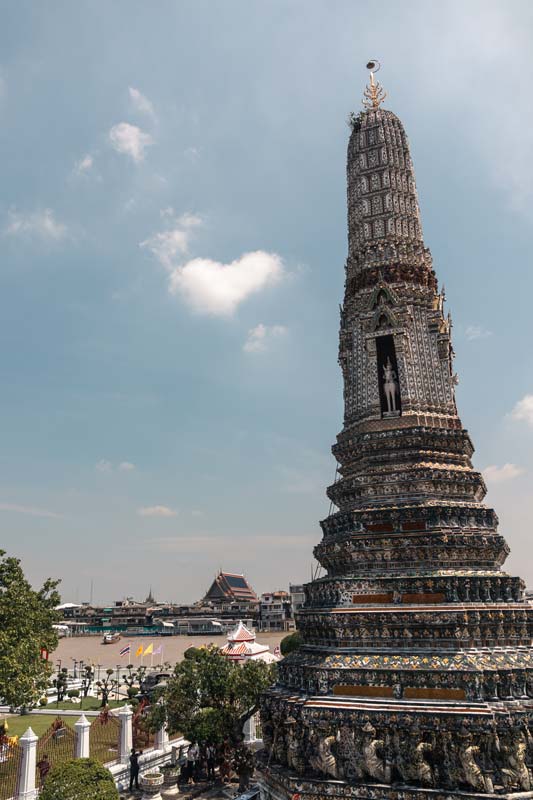 Der-Wat-Arun-liegt-direkt-am-Fluss