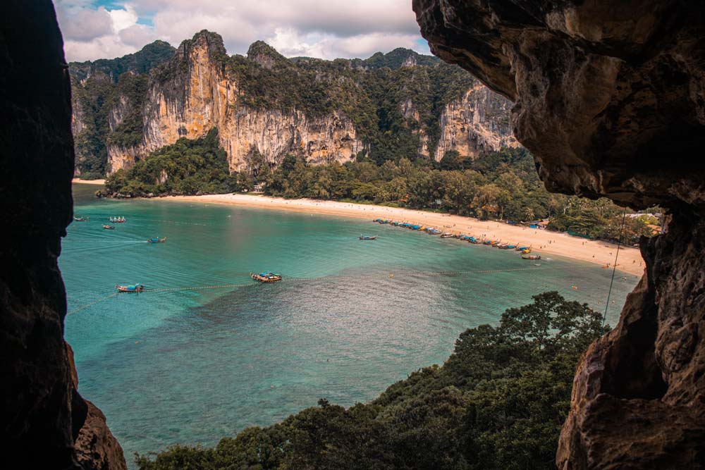Ausblick-aus-dem-Bat-Cave-auf-Railay-Beach