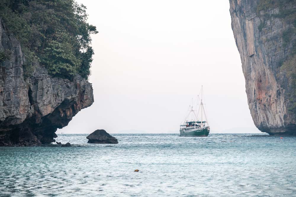 Boot-liegt-vor-Anker-bei-Maya-Bay