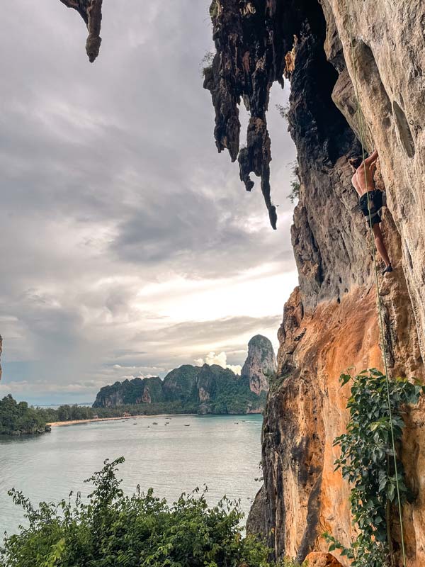 Die-Aussicht-beim-Klettern-in-Railay-ist-unglaublich