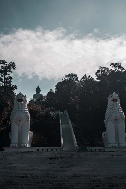 Die-Treppen-hoch-zum-Big-Buddha