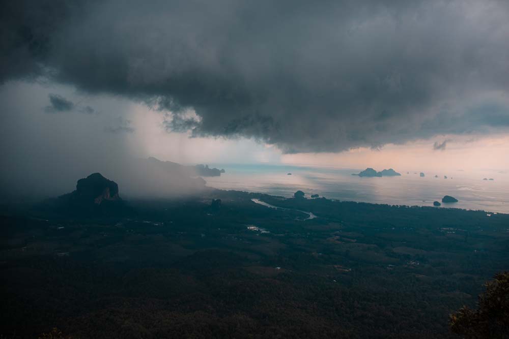 Ein-Monsunregen-zieht-über-Krabi-während-ich-auf-dem-Gipfel-des-Dragon-Crest-bin