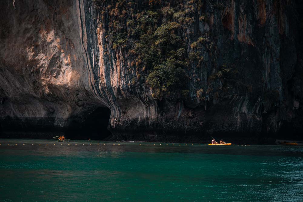 In-Kayaks-die-Felsen-bei-Railay-erkunden