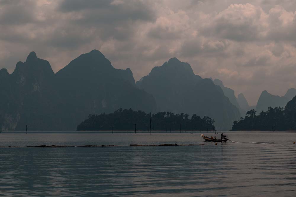 Boot-legt-spät-in-den-Khao-Sok-Nationalpark-ab