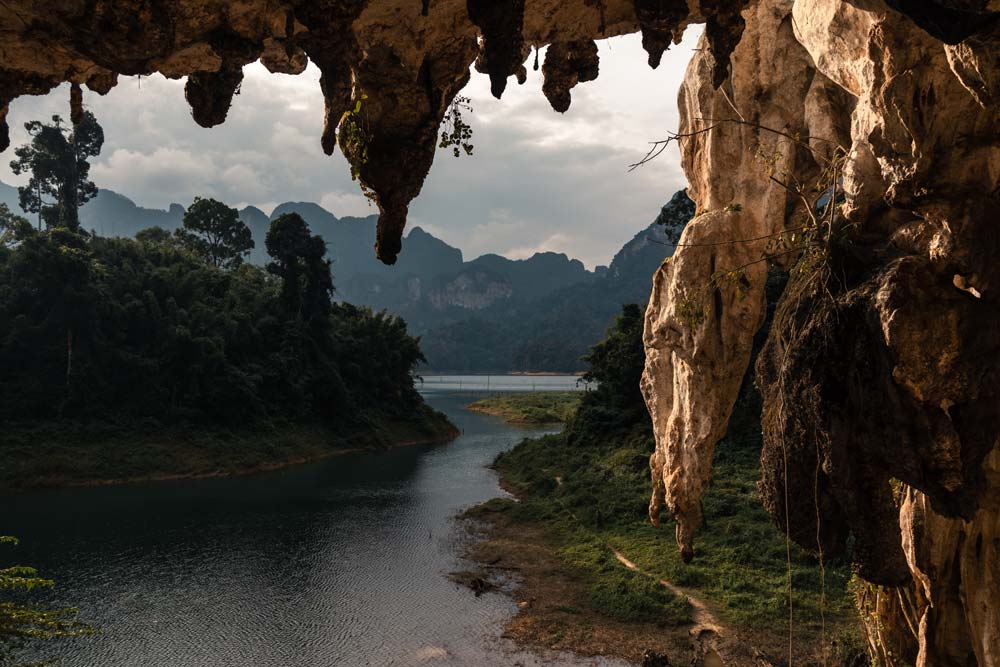 Eingang-zu-einer-Höhle-im-Khao-Sok