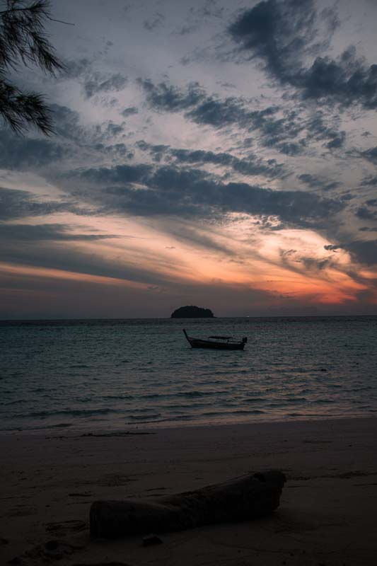 Sonnenaufgang-am-Sunrise-Bach-auf-Koh-Lipe