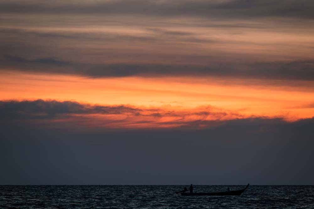 Kleines-Boot-vor-der-Küste-von-Koh-Lanta-bei-Sonnenuntergang