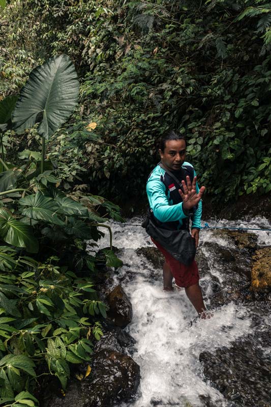 Der-Abstieg-durch-einen-Wasserfall-mit-unserem-Guide