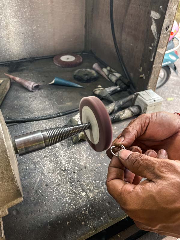 Der-Silberschmuck-muss-poliert-werden