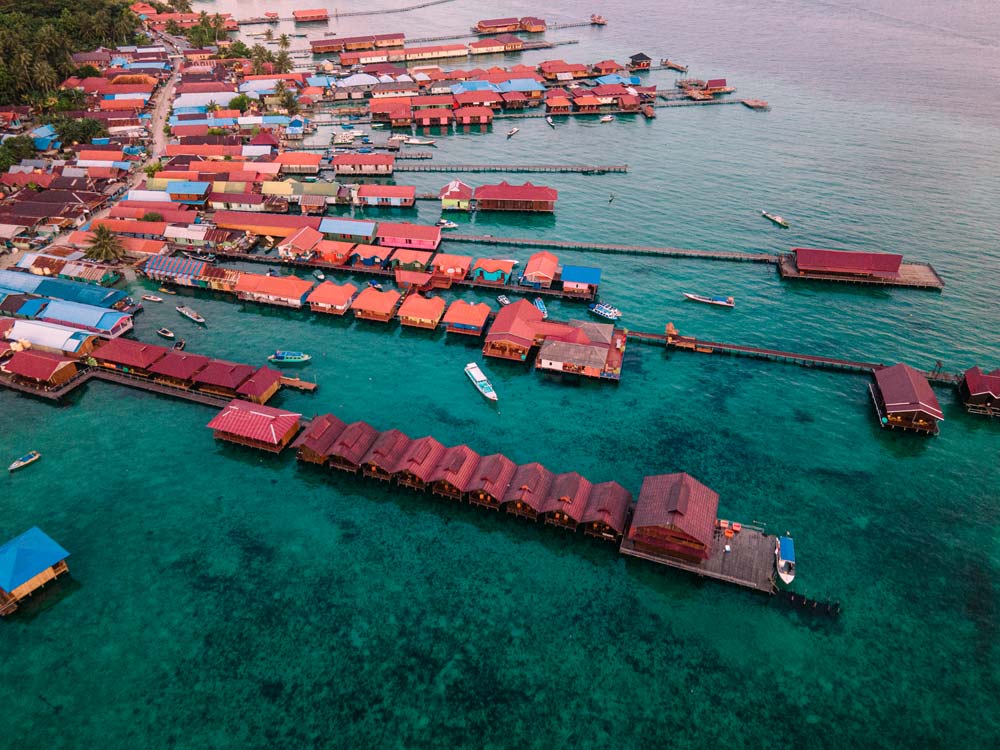Derawan-ist-dicht-bebaut-im-Vordergrund-hast-du-die-Bungalows-von-Scuba-Junkie