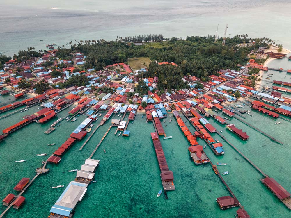 Die-dicht-besiedelte-Insel-Derawan-von-oben