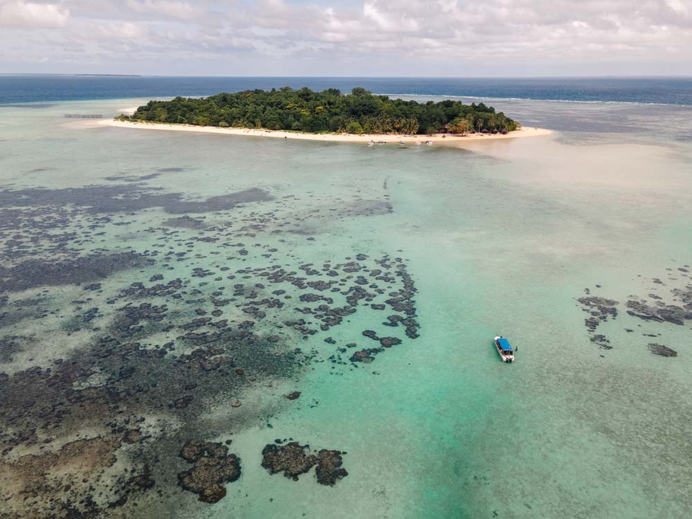 Die-kleine-Insel-Sangalaki-mit-dem-tollen-vorgelagerten-Riff