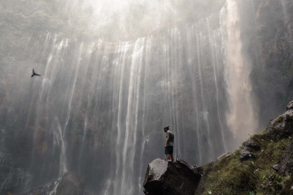 Ein-unbeschreibliches-Gefühl-in-mitten-des-Wasserfalls-zu-stehen