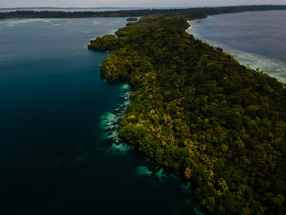 Kakaban-mit-dem-Salzwassersee-links-und-dem-Meer-auf-der-rechten-Seite
