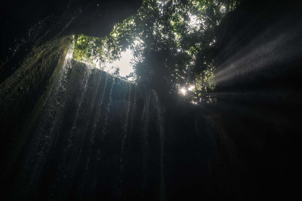 Nur-ein-paar-Lichtstrahlen-dringen-beim-Wasserfall-durch