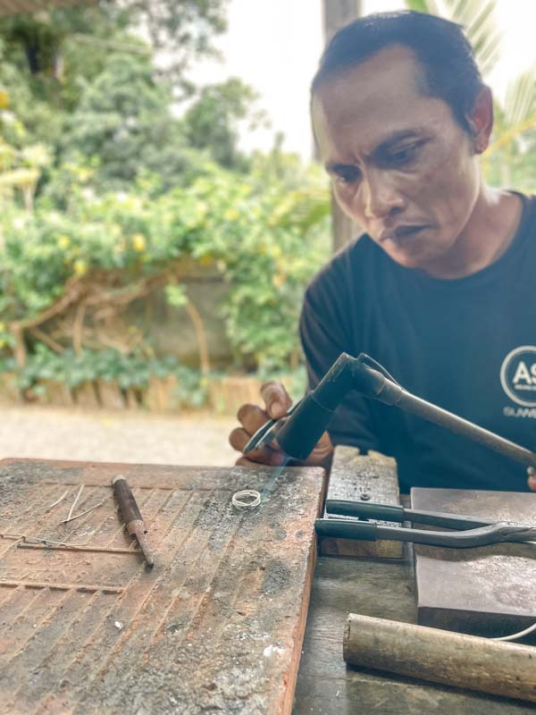 Silberschmied-in-Sidemen-bei-der-Arbeit