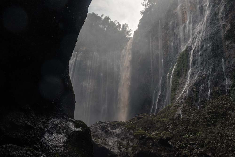 Wir-sehen-den-Tumpak-Sewu-das-erste-mal-von-unten