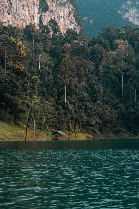 schwimmende-Hütte-auf-dem-Cheow-Lan-Lake