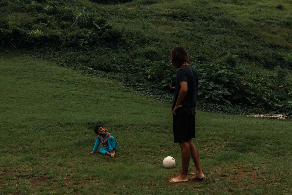 Die-Kinder-freuen-sich-riesig-wenn-man-mit-ihnen-Fußball-spielt