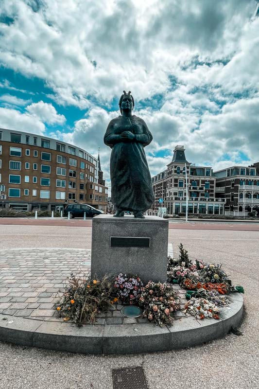 Monument_Fischersfrau_Eingang_zur_Keizerstraat