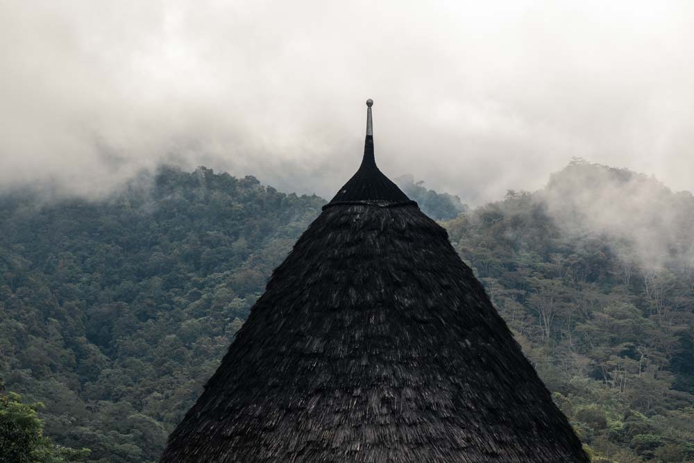 Wae-Rebo-liegt-oft-Nachmittags-in-Wolken-gehüllt