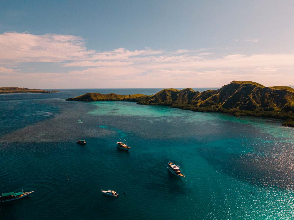 Die-Boote-fahren-von-Labuan-Bajo-in-den-Komodo-Nationalpark