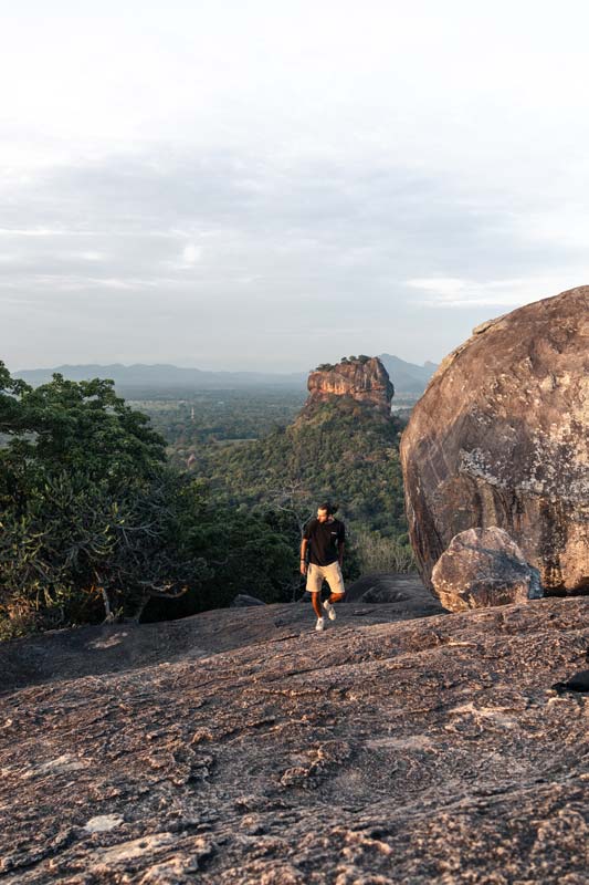 Auf-Pidurangala-Rock-hast-du-tolle-Orte-um-ein-Bild-mit-Lion-Rock-zu-machen