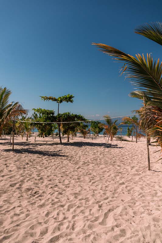 Beachvolleyball-driekt-am-Strand-von-Le-pirate