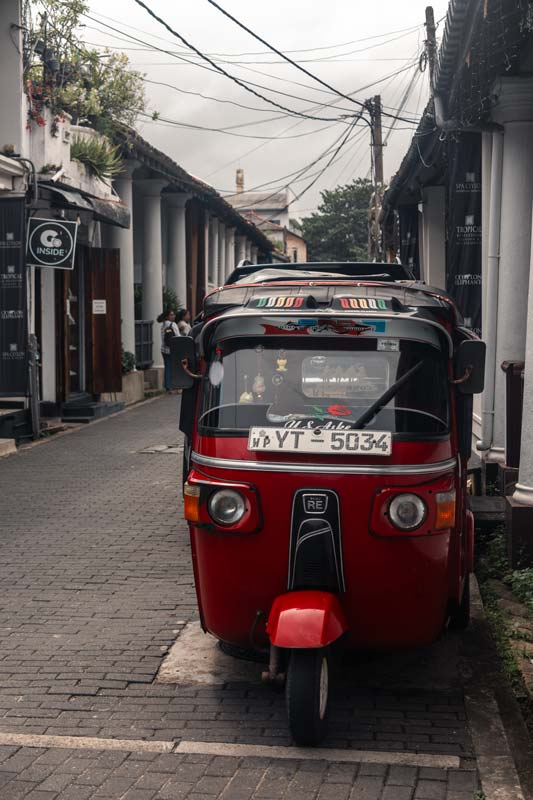 Tuk-Tuks-auf-den-Straßen-von-Galle-Fort
