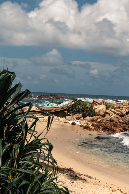 gestrandetes-Boot-am-Secret-Beach-in-Mirissa