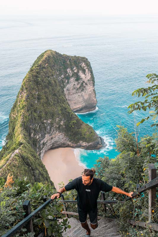 Die-Treppen-zum-Kelingking-Beach-sind-sehr-steil