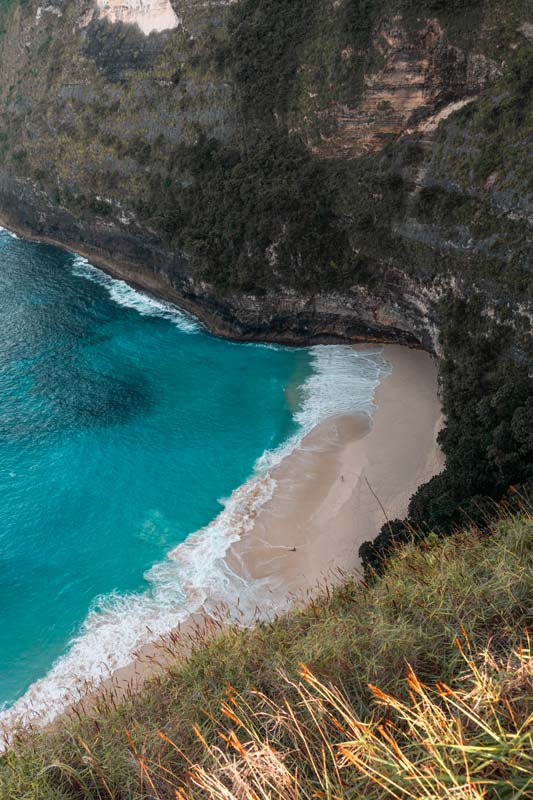 Steil-geht-es-zum-Kelingking-Beach-runter