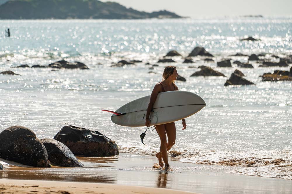 Surferin-am-Strand-in-Mirissa