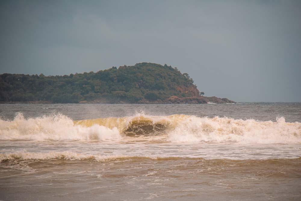Wellen-brechen-am-Dewata-Beach