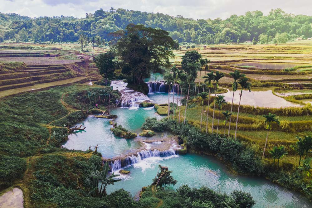 Der-idyllische-Kacura-Wasserfall-in-Sumba