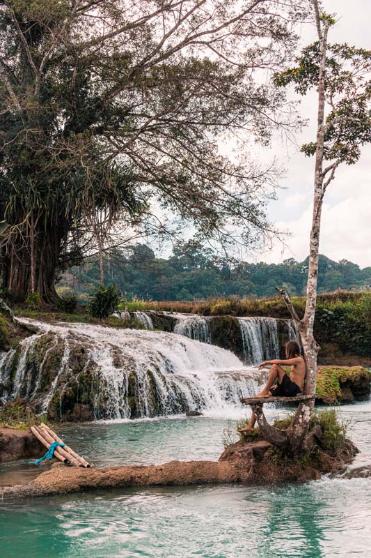 Ich-entspanne-am-Kacura-Wasserfall-in-Sumba