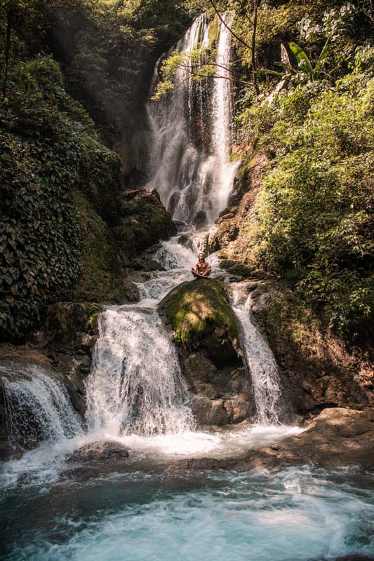 Ich-meditiere-am-Air-Terjun-Lokomboro
