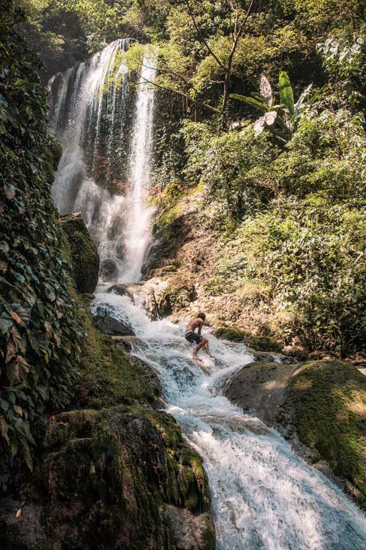 Man-muss-ganz-schön-klettern-um-zum-Wasserfall-zu-kommen