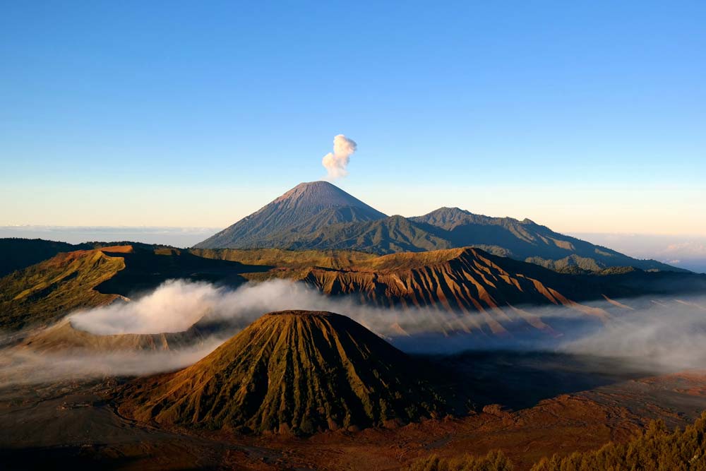 Ausblick-über-die-Vulkanladnschaft-beim-Vulkan-Bromo