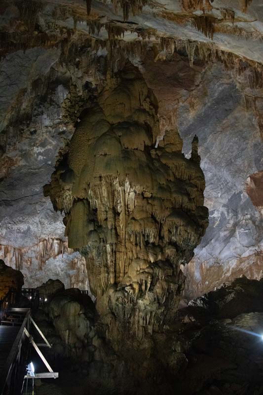Beeindruckende-Tropfsteinformation-im-Paradise-Cave