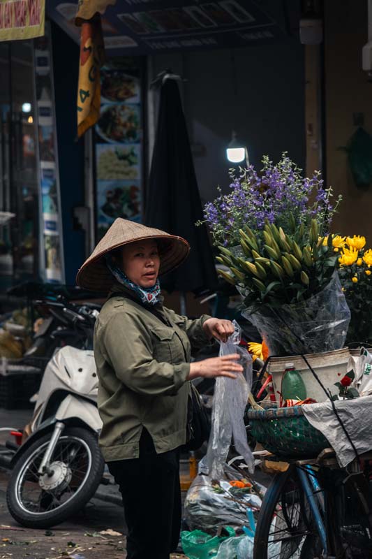 Blumenverkäuferin-in-Hanoi