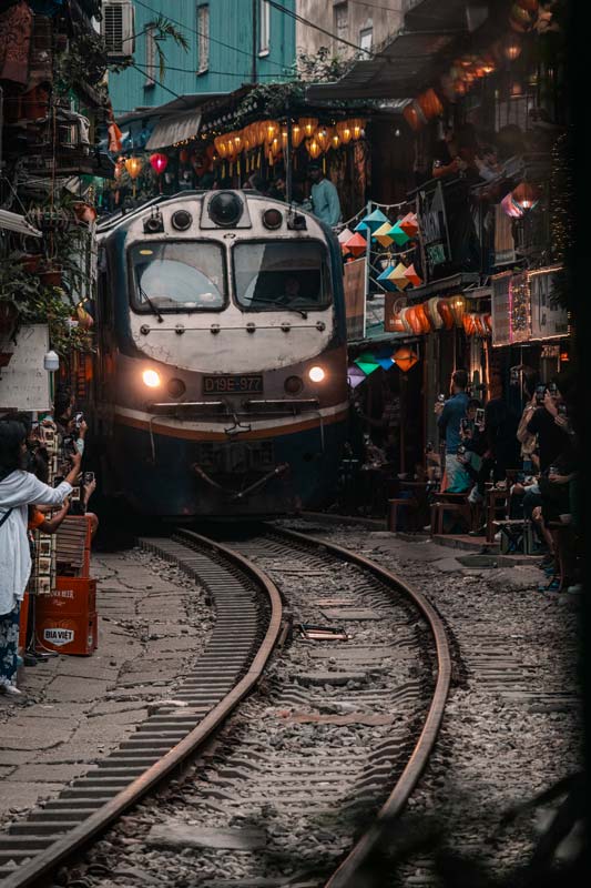 Der-Zug-fährt-durch-die-Train-Street-in-Hanoi
