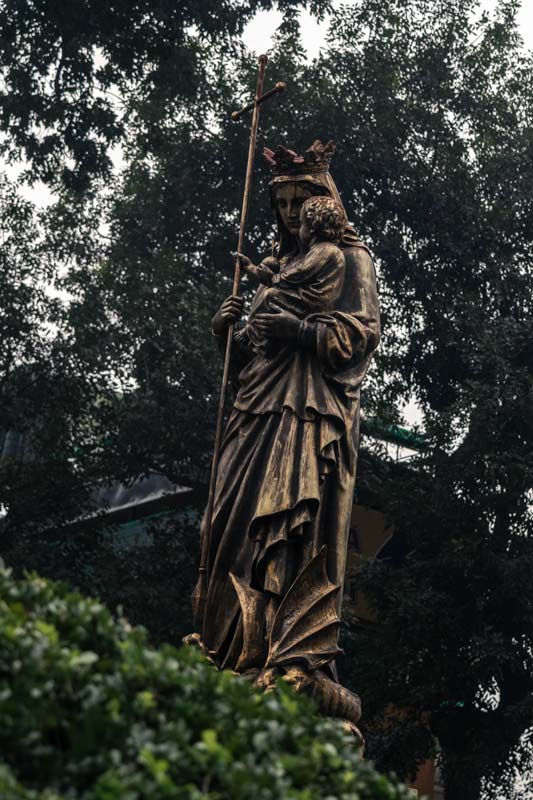 Die-Statue-von-Mutter-Maria-vor-der-Kathedrale