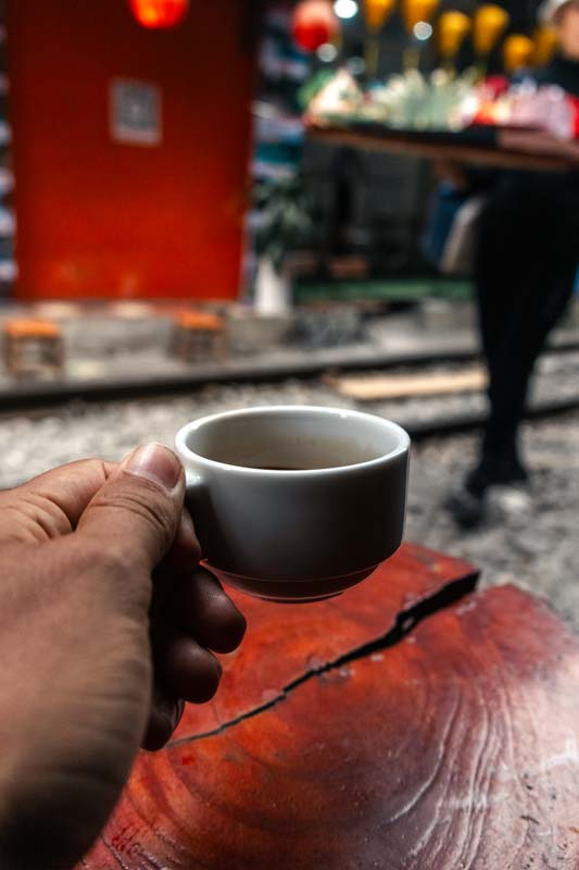 Ein-Kaffee-direkt-an-den-Gleisen