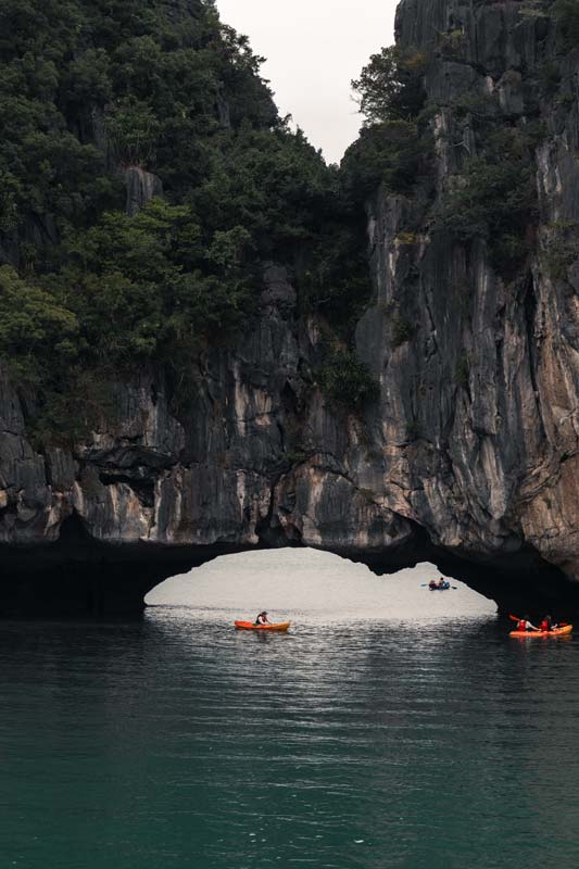 Erkunde-Halong-Bay-mit-dem-Kayak