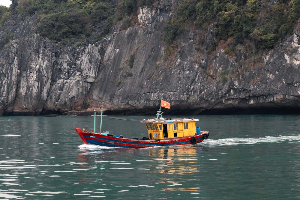 Fischerboot-in-der-Ha-Long-Bucht